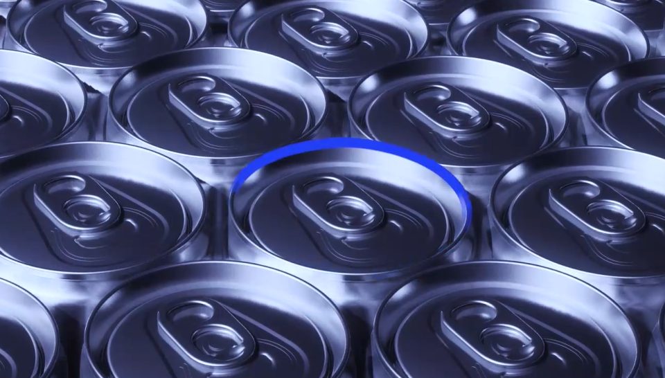 Vue rapprochée de canettes en aluminium avec une canette mise en évidence par un cercle bleu