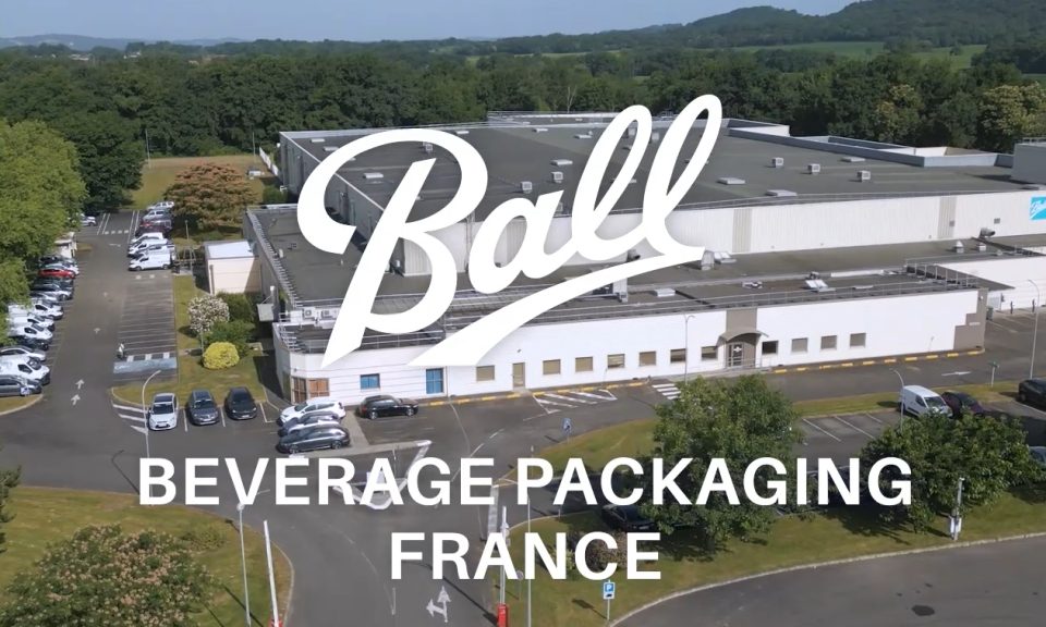 Vue aérienne d'un site industriel de Ball Packaging avec bâtiment principal et parking.