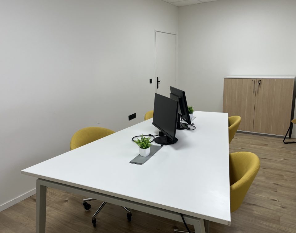 Bureau coworking lumineux à La Coloc à Pau