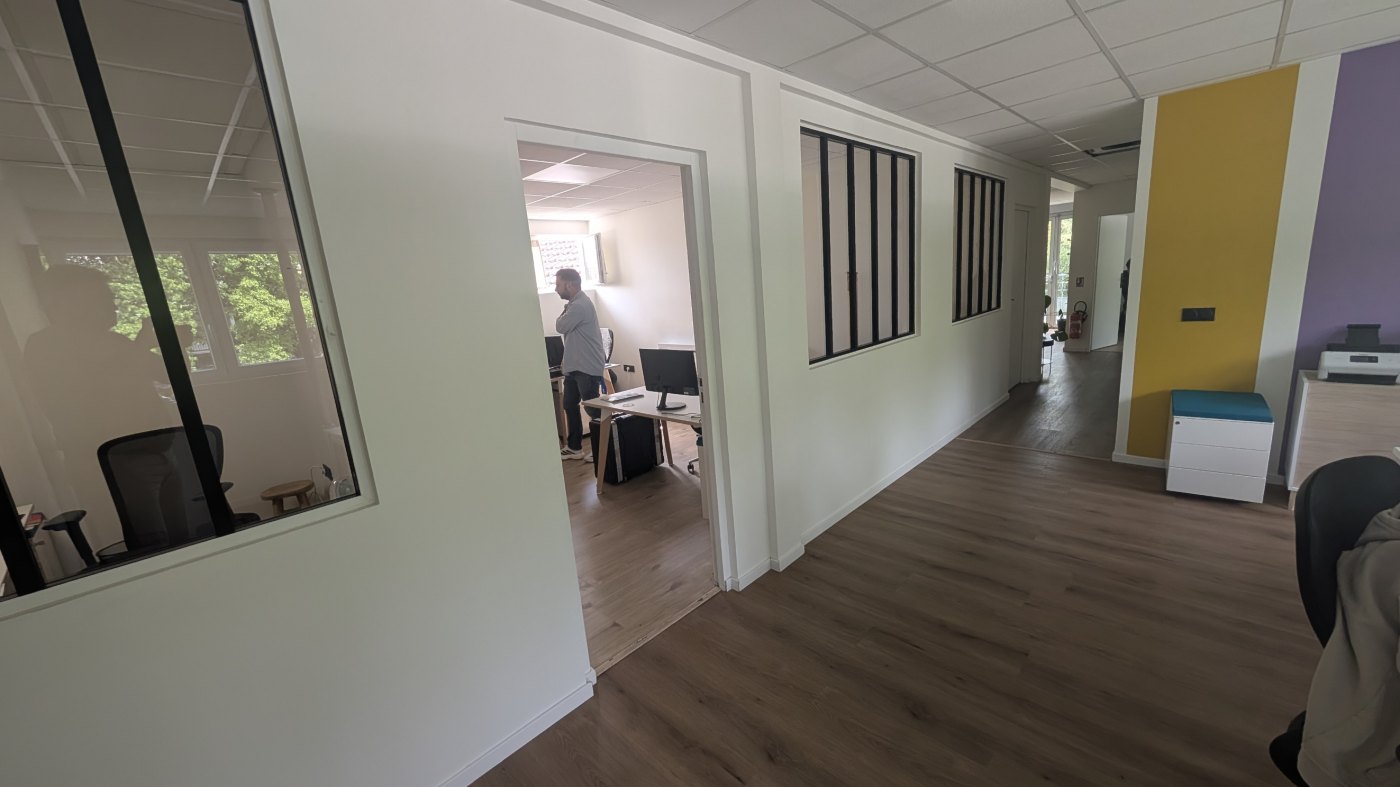 Bureaux vitrés et lumineux de La Coloc à Pau