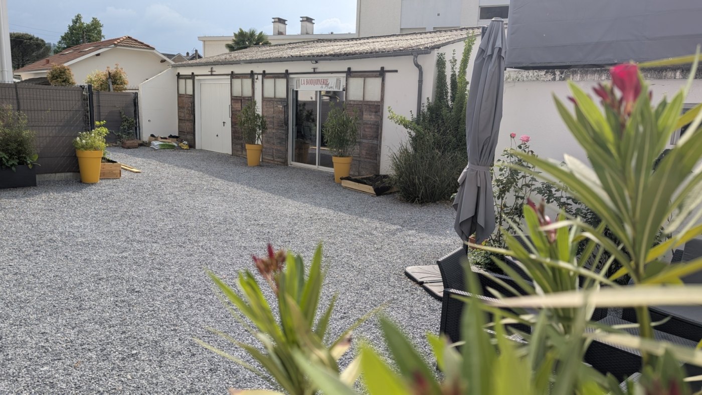 Espace extérieur convivial pour les pauses à La Coloc à Pau
